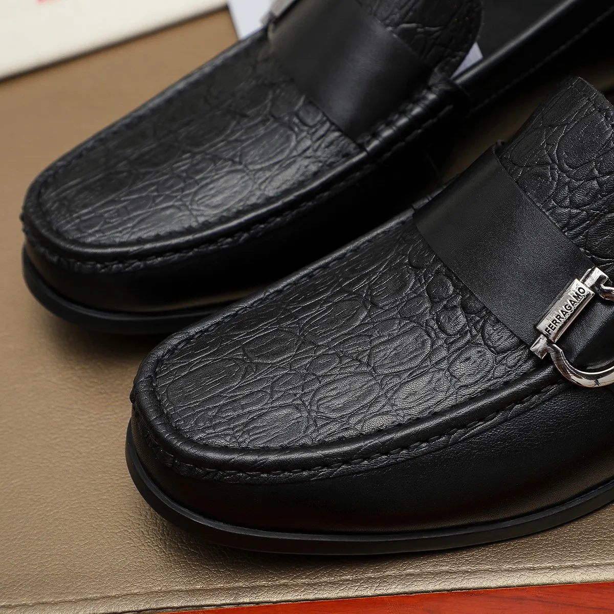 Men's shoes 260🕷🕷🐂【Ferragamo】Ferragamo Popular fashionable casual shoes🇨🇳Official website counter 1:1 production, original mold opening💯Good quality can be seen, imported high-end first-layer pebbled calfskin, water-dyed🐂leather lining🌿very clear texture, high-quality waterproof, non-slip and wear-resistant outsole🎋high quality and low price, truly handmade🍓, color optional! Code number 38-44 (45. To be customized)